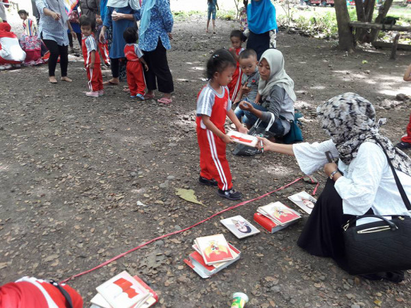 Pembinaan BKB Sriti Sumberjaya berkegiatan di alam