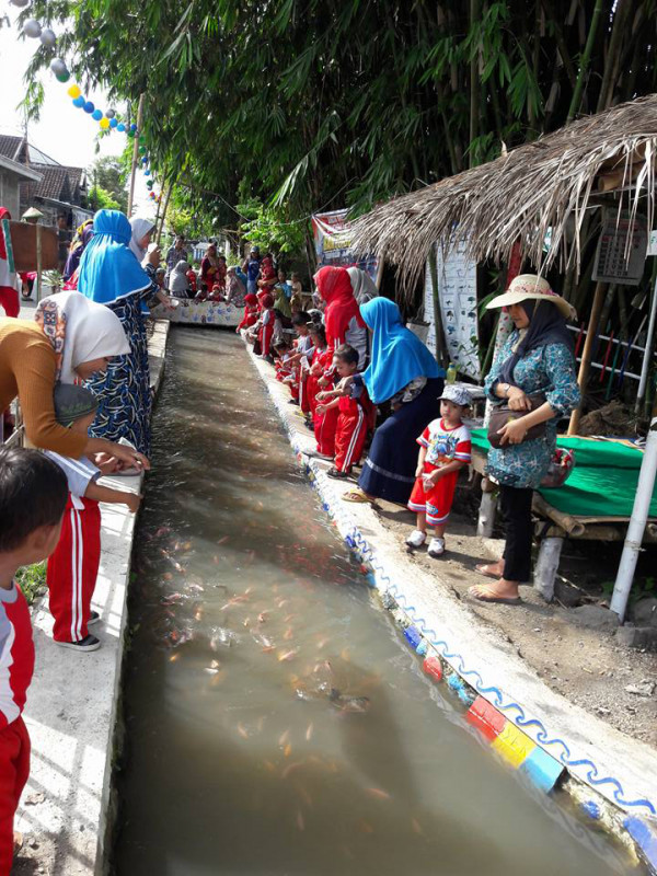 Memberi makan ikan di banyu bening 