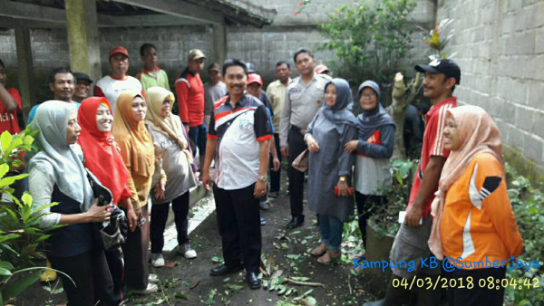 Kerja Bakti di lingkungan Kampung KB