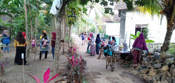 Mempersiapkan Stand Bazar