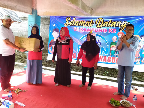 Penyerahan Hadiah Lomba Stan Bazar Terbaik  oleh Camat Gambiran