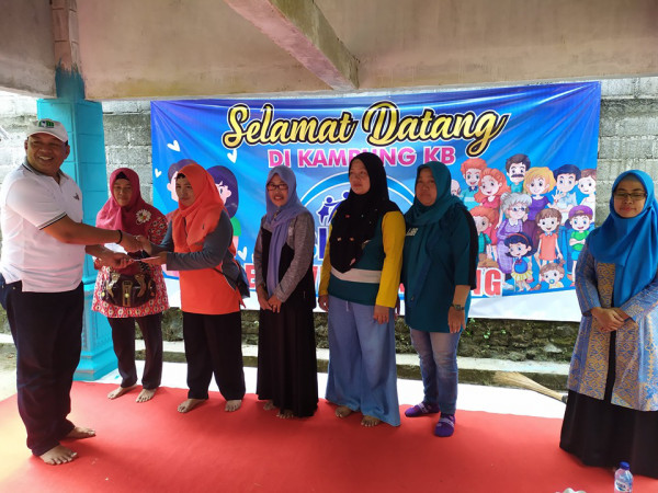 Penyerahan Hadiah lomba Produk Home Industry Bazar Terbaik 