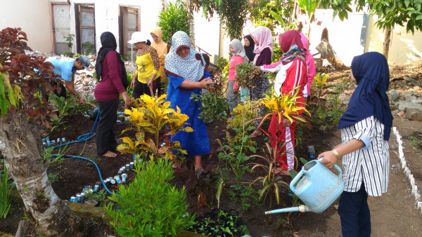 Kerja Bakti menanam TOGA 