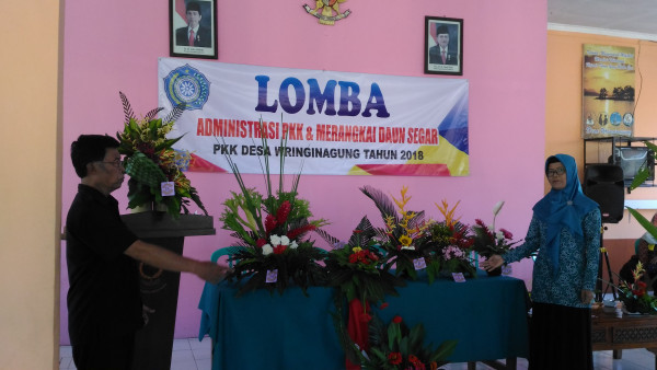 Lomba Administrasi PKK dan merangkai bunga