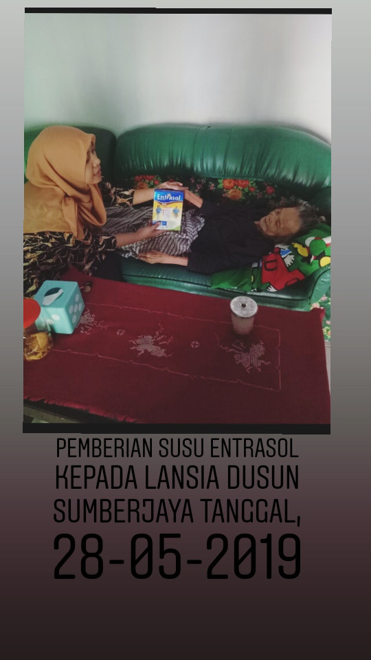 Pemberian susu untuk Lansia du Dusun Sumberjaya