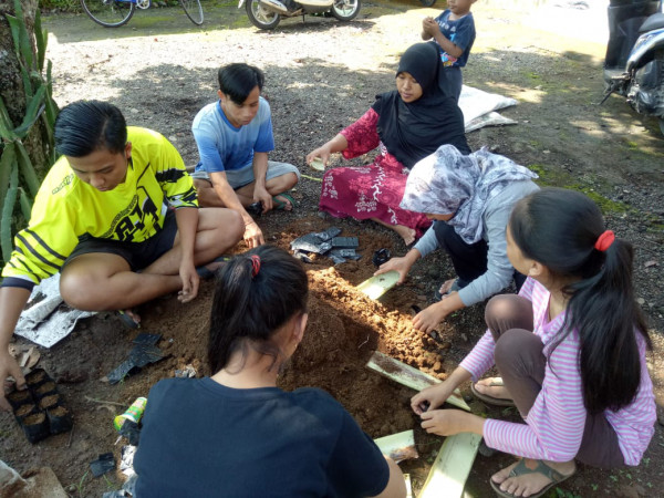 Kerja bakti kelompok PIK R GPS menamam bibit sayur