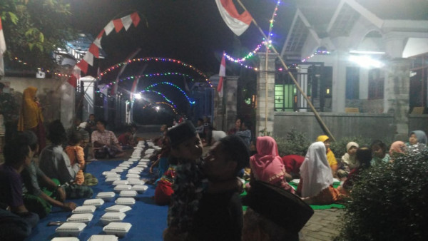 Pembagian nasi kotak di acara santunan anak yatim