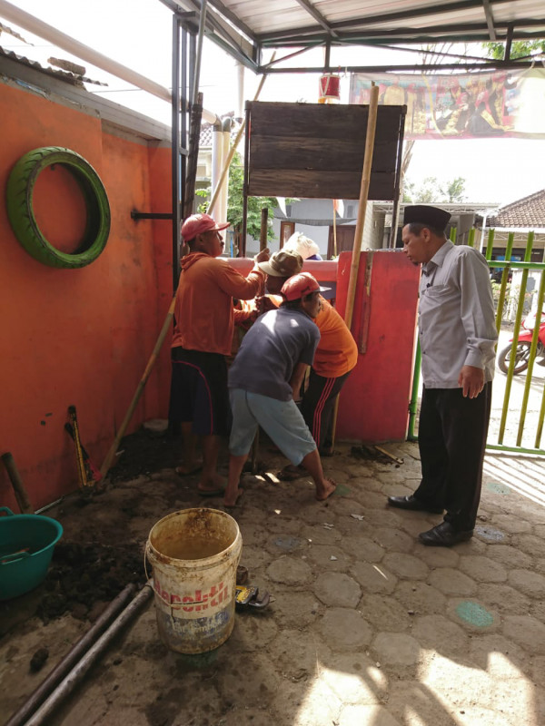 Kerja Bakti Gali sumur di TK Dharma Wanita