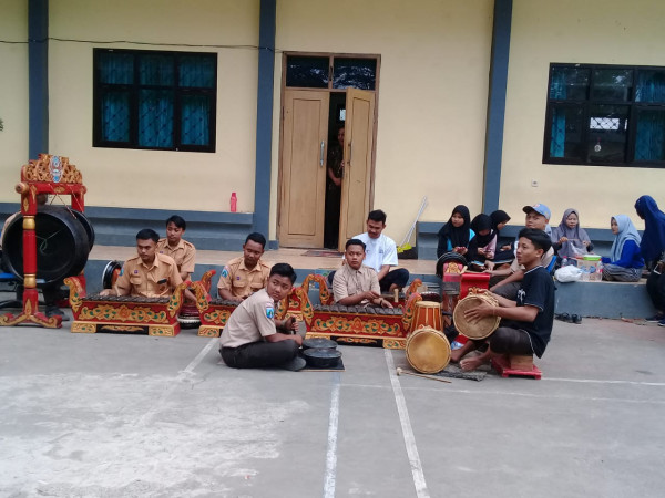 Latihan Karawitan di SMAN 1 Gambiran