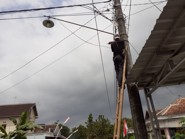 Pemberian fasilitas penerangan lampu jalan bagi masyarakat