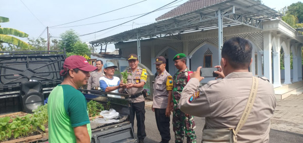 Pembagian Bibit Tanaman bagi warga Dusun Jatisari