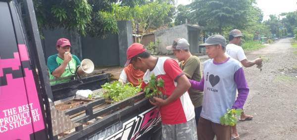 Pembagian Bibit Tanaman Bagi warga masyarakat Dusun Jatisari