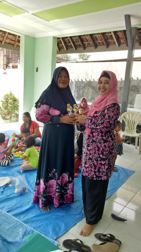 Pemberian Susu dan Juice bagi Ibu Hamil di Posyandu Kenari