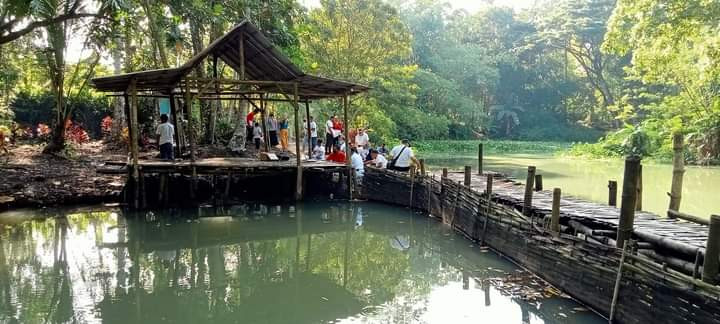 Penebaran  benih ikan di wisata  waduk lecari