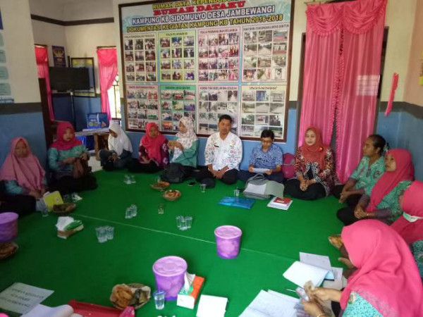 Pembinaan oleh Kepala Desa Jambewangi dalam Musyawarah kerja pokja Kampung KB