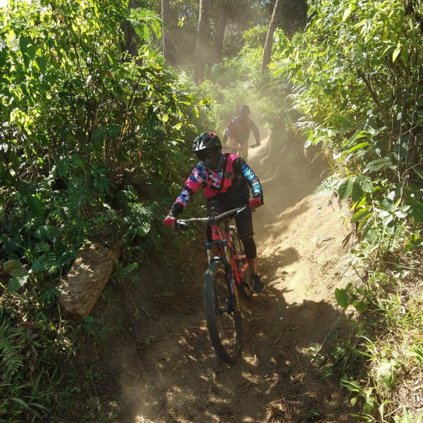 Kegiatan Komunitas Pesepeda Downhill XCL Jember di Sidomulyo Bikepark