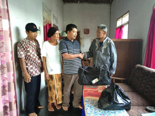 Bantuan Sembako untuk warga Kampung KB dari Dinas Sosial Kabupaten Banyuwangi