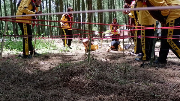 Fasilitasi Outbond oleh PIK Remaja Mulyo dalam Kegiatan Camping Ground SMK Al-Azhar