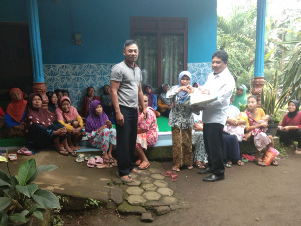 Penyaluran Bantuan Sedekah Sayang oleh Kepala Desa Jambewangi kepada Masyarakat Miskin di Dusun Sidmulyo