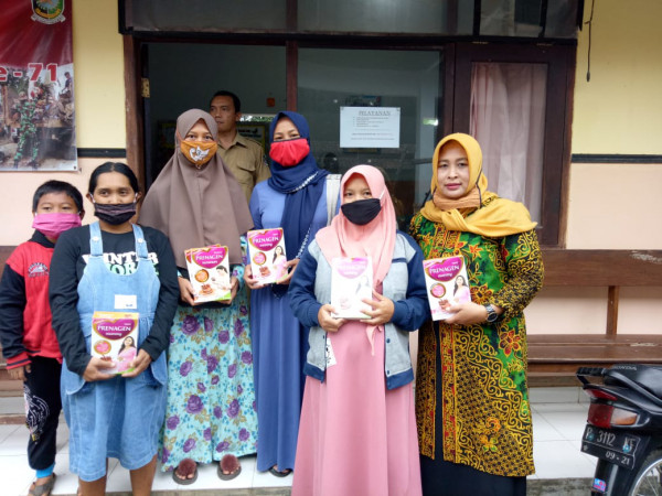 Penyaluran Bantuan Susu Formula Bagi Ibu Hamil dan Ibu Menyusui yang Terdampak Covid-19 di Kampung KB Desa Jambewangi