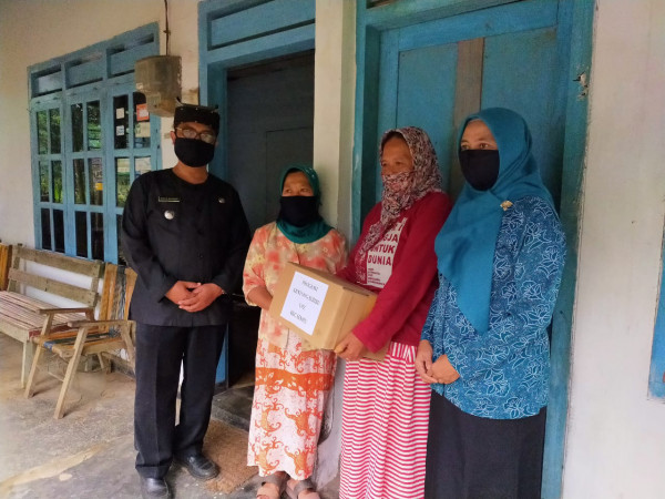 Penyaluran Bantuan Gentong Seribu kepada Masyarakat Miskin di Kampung KB Desa Jambewangi