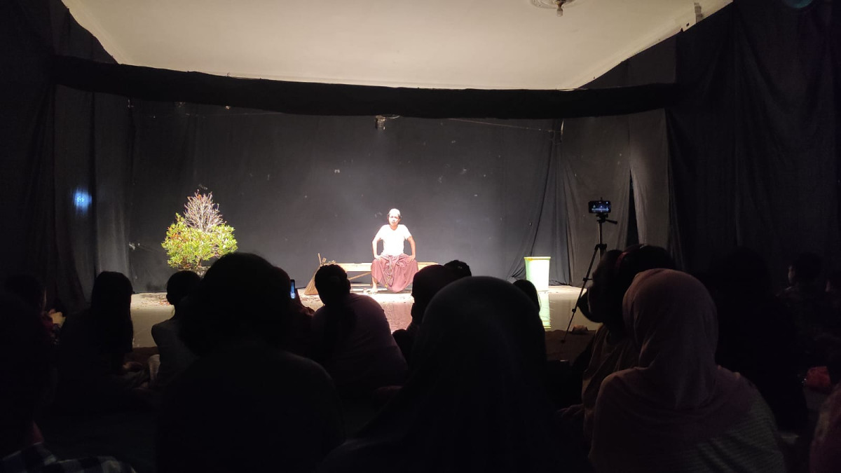 Seni Teater : Penampilan Grup Teater "Tiang" Mahasiswa UNeJ Jadi Hiburan Malam Minggu Warga Desa Jambewangi