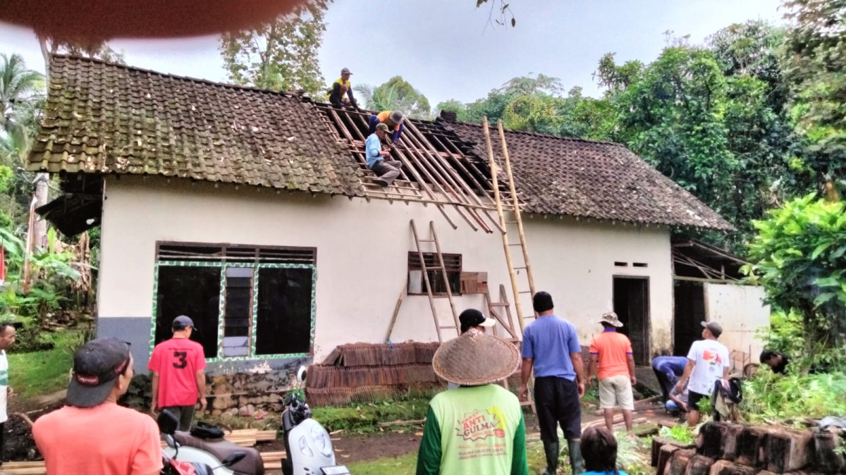 Gotong Royong  Perbaikan Rumah Bu Ruswati : Korban Kebakaran