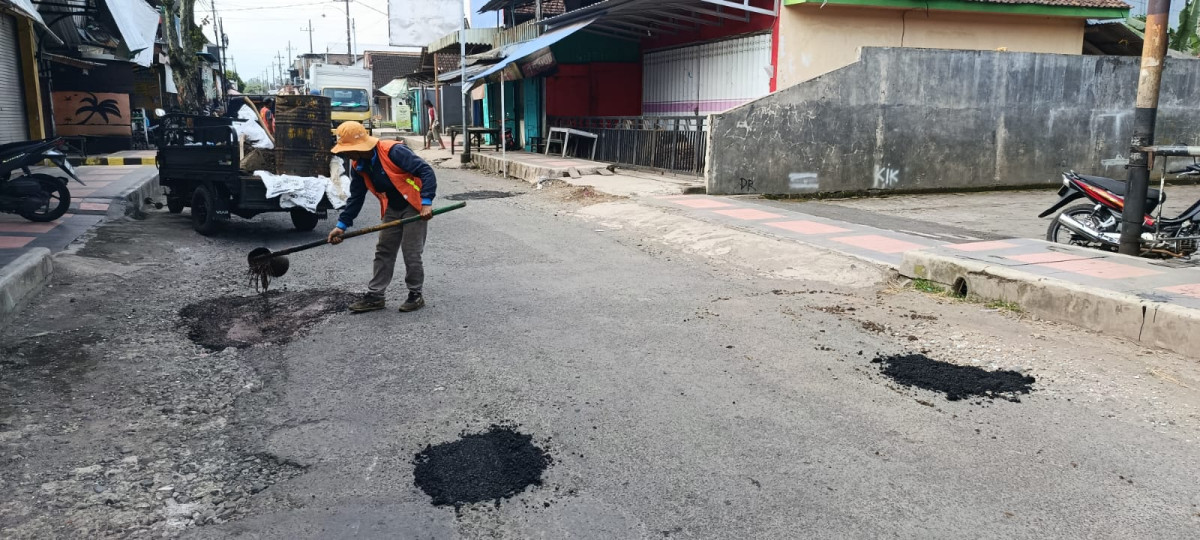 Perbaikan Jalan Berlubang Wilayah Dekat Pasar Kampung Baru