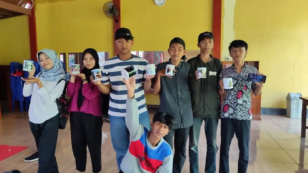 Belajar Sambil Berkarya : PKBM BKM Bina Makmur Lakukan Pembelajaran Kreasi Mug Costum