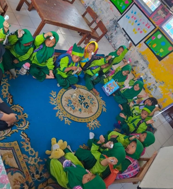 Pembagian Obat Cacing Berkala Ke TK dan SD Se-Desa Jambewangi