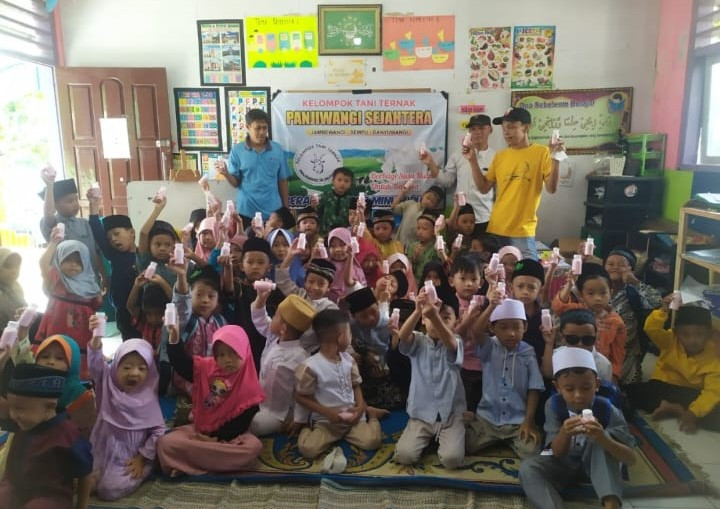 Peternak Susu Kambing Desa Jambewangi Lakukan Sosialisasi Gerakan  Minum Susu Ke Sekolah-Sekolah