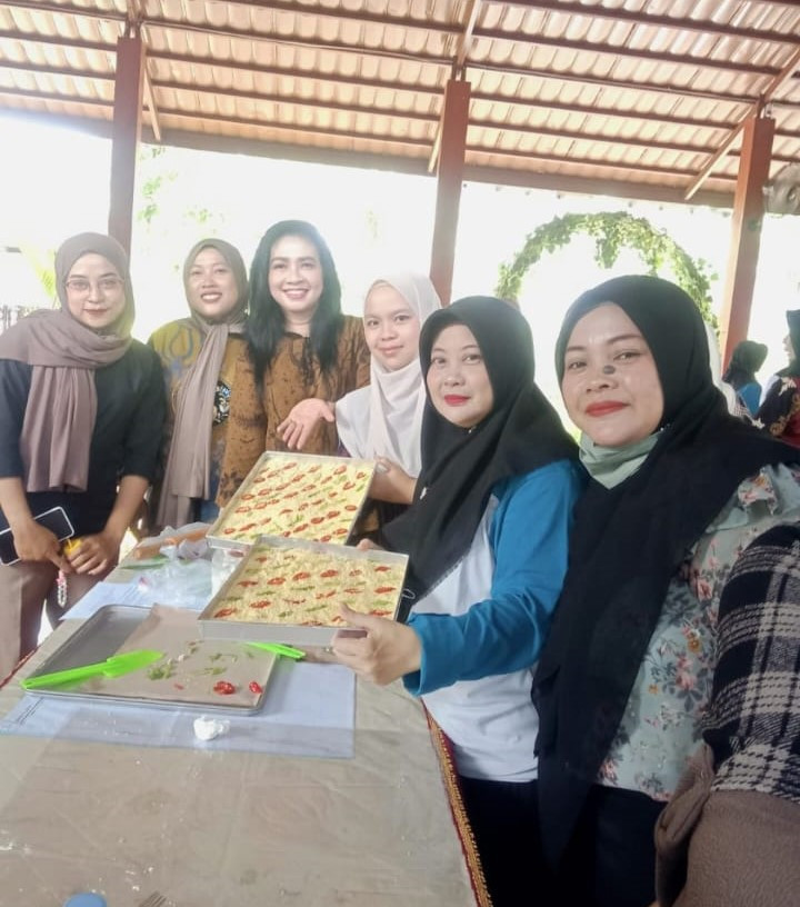 Pelatihan Pembuatan Roti Flossroll : Peningkatan Kemampuan dan Inovasi Usaha Rumah Tangga