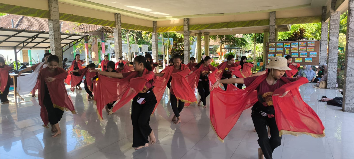 Enam Putri Terbaik Desa Jambewangi, Ikuti Pelatihan Event "Gandrung Sewu"