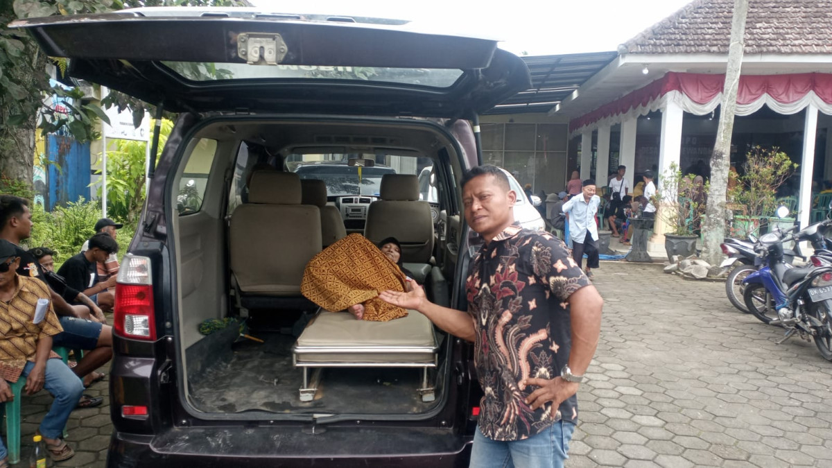 Pembagian Rekening Untuk Penerima Bantuan BPNT/PKH : Warga Sakit Hadir Di Bantu Ambulans Dusun