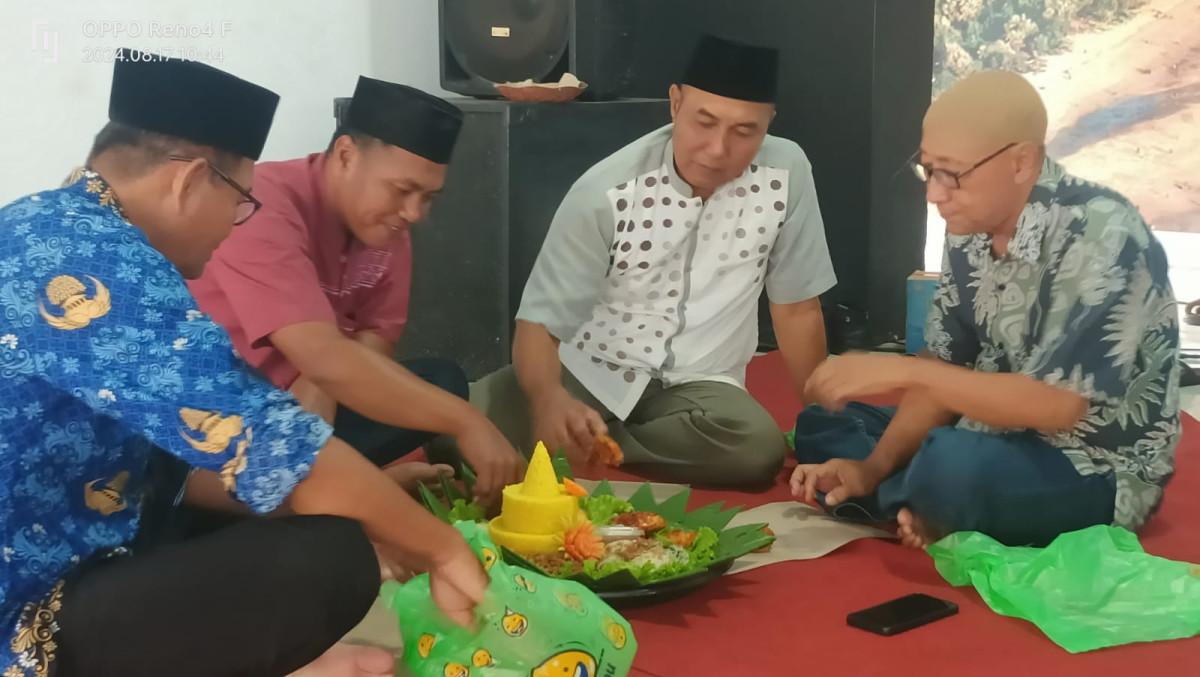 Makan tumpeng bersama