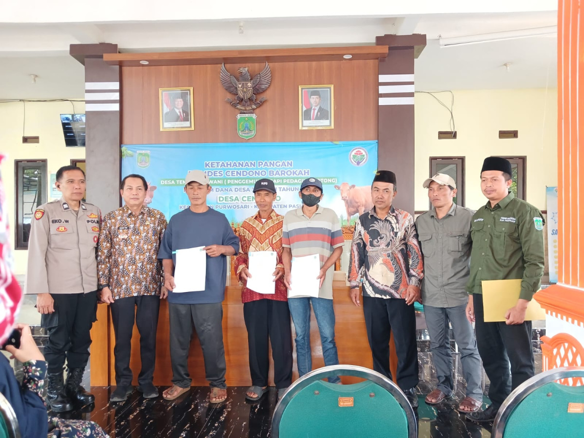 Foto bersama setelah penandatanganan perjanjian kerja dari BUMDes ke masyarakat