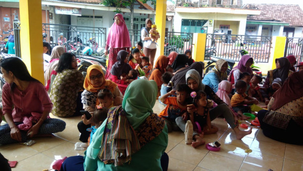 warga masyarakat kampung KB mengikuti sosialisasi BKB dan pelayanan posyandu