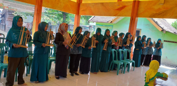 kemitraan dengan pendidikan  dan PKK untuk meningkatkan mutu  kader dengan belajar seni tradidional