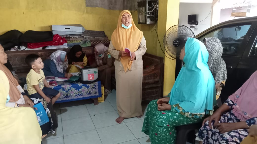 Ibu ibu nya samp terkesima menerima arahan  dari ibu bidan