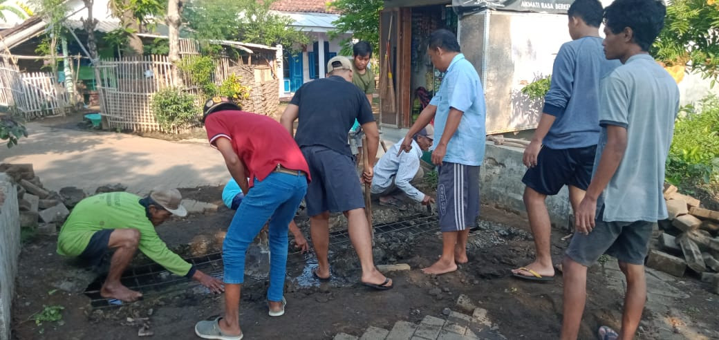 warga antusias sekali memperbaiki jembatan yang rusak.