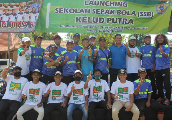 Para pelatih dan tim sukses SSB Kelud Putra