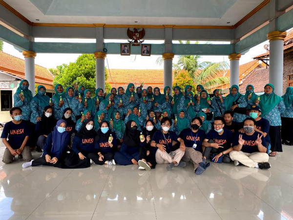 Foto bersama Ibu PKK dan Mahasiswa KKN UNESA setelah acara pembinaan