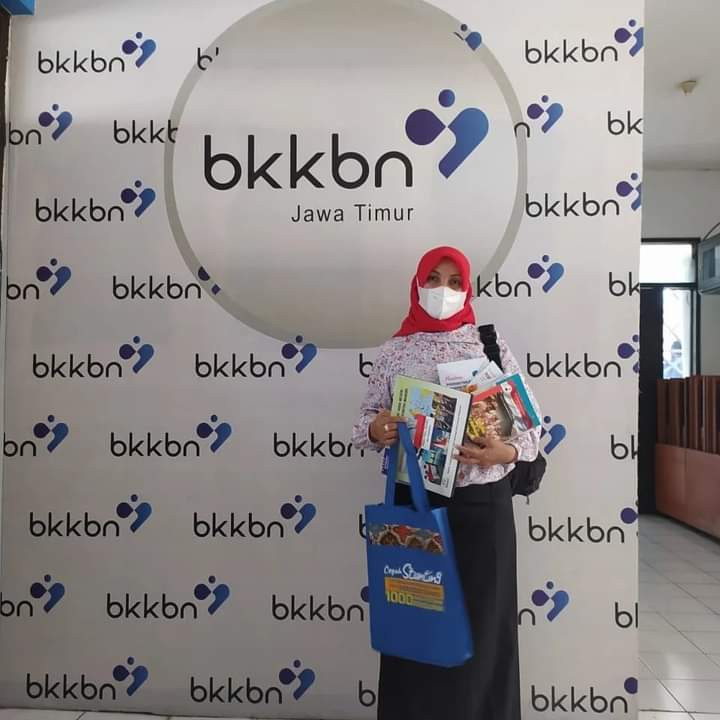 Ketua RDK Wilayut menerima sumbangan buku sebanyak 1 tas