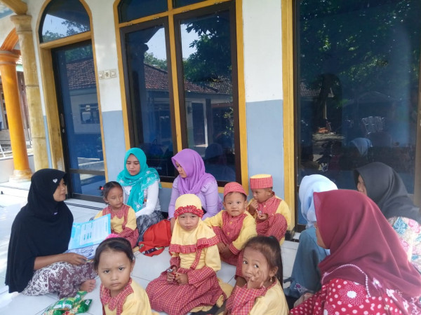 PPKBD saat memberikan penyuluhan kepada ibu-ibu di paud