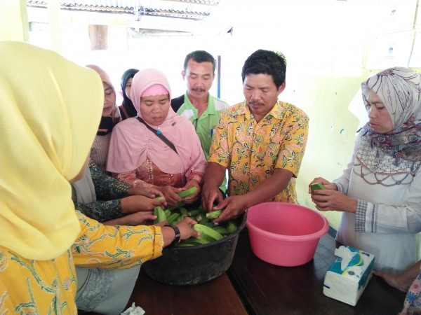 Praktek mengupas pisang yang benar agar getah tidak membekas di tangan