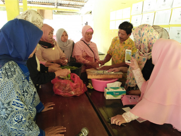 Memasah pisang harus hati-hati agar tidak terpotong buahnya