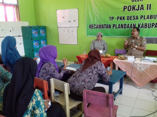 Pemaparan materi dari Kepala UPTD Pengendalian Penduduk dan Keluarga Berencana Kecamatan Plandaan