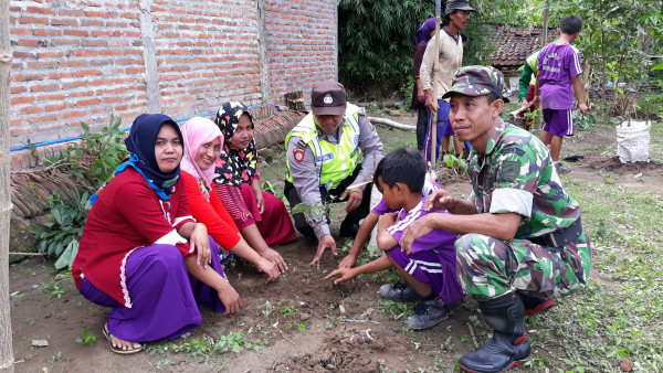 Tiga Pilar, Kader, dan Warga kampung KB bersinergi menghijaukan lingkungan