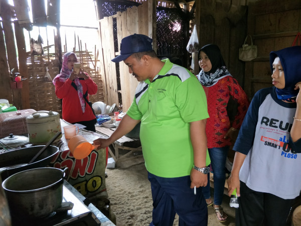 Sekcam Plandaan melakukan pemantauan jentik di rumah warga Dusun Sumberpelas