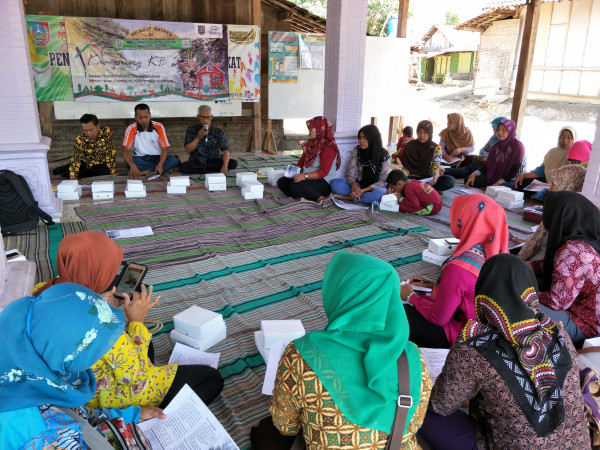 Peserta kegiatan menyimak materi dari narasumber